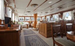 main-saloon